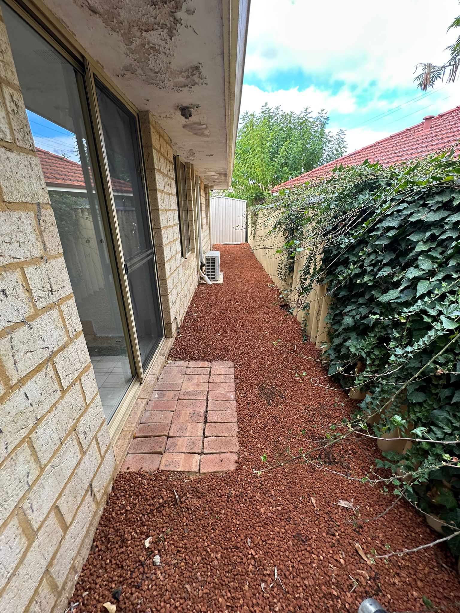 Decorative gravel side-yard and paver path